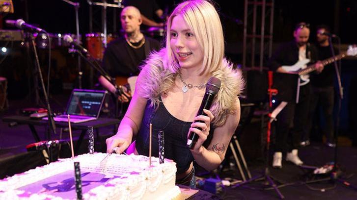 Aleyna Tilki'ye sahnede doğum günü kutlaması