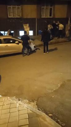 Sultangazi'de sokak ortasında komşular arasında sopalı kavgası