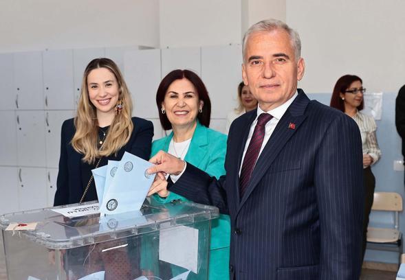 Denizli'de Zolan, Çavuşoğlu ve Zeybekci oylarını kullandı