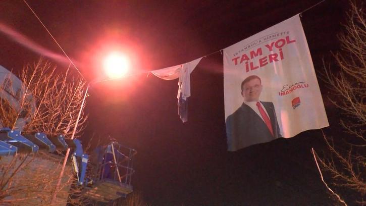 İstanbul'da seçim yasakları ile birlikte parti bayrakları ve afişler toplandı