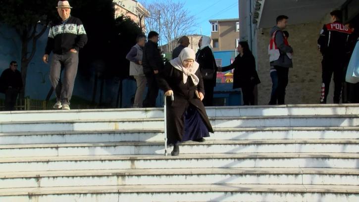Yaşlı ve engelliler oy kullanmak için merdivenleri aştı