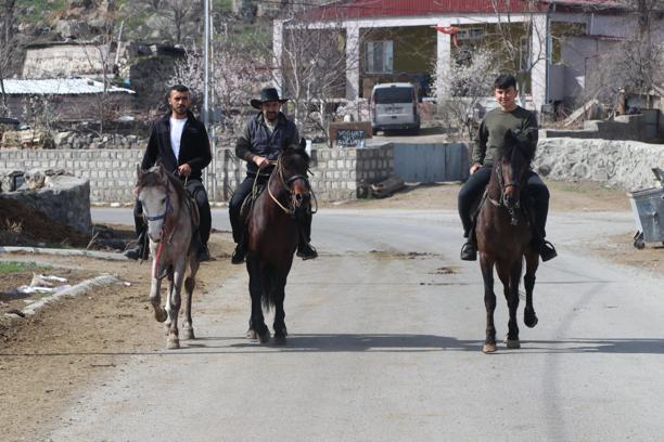 Kayseri'de oy kullanmaya atları ile geldiler
