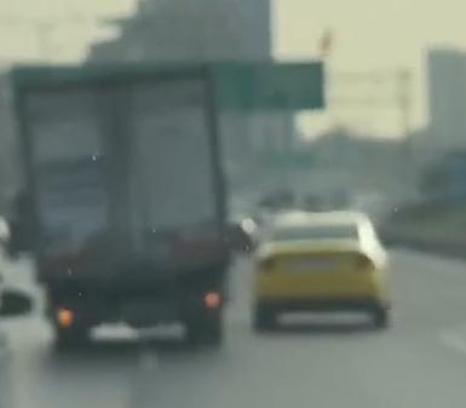 TEM Otoyolu'nda taksiciyle kamyonet şoförü arasında tehlikeli takip