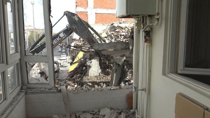 Avcılar'da yıkılan binanın bitişiğindeki apartmanın balkon duvarının olmadığı ortaya çıktı
