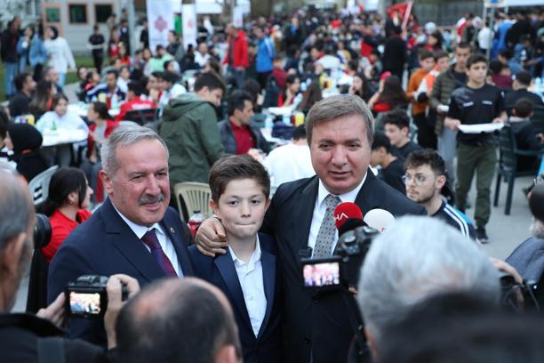 Erzincan'da gençler valiliğin iftarında buluştu