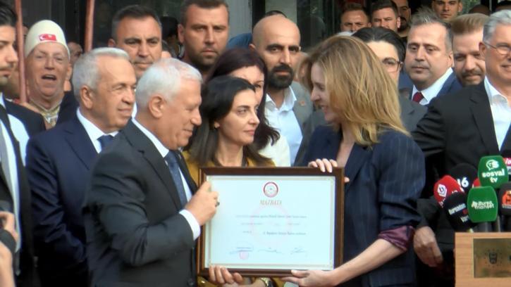Bursa Büyükşehir Belediye Başkanı Mustafa Bozbey, mazbatasını aldı