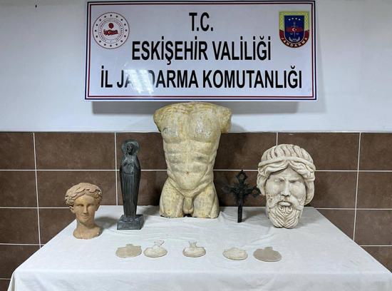 Eskişehir’de Roma dönemine ait heykeller ele geçirildi