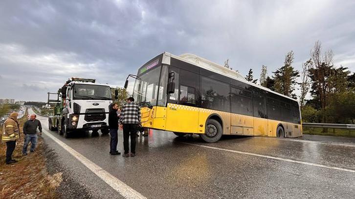 Büyükçekmece'de yoldan çıkan İETT otobüsü bariyerlere çarptı