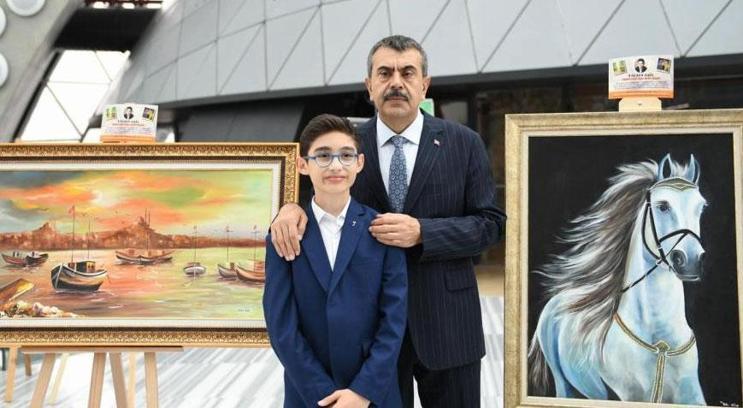 Bakan Tekin şehit polis memuru Hüseyin Gül'ün oğlu Talha'nın sergisini gezdi