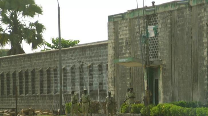 Nijerya: Aşırı yağışların zarar verdiği hapishaneden yüzden fazla mahkum kaçtı