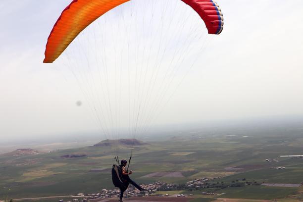 Derik'te Şehit Kaymakam Safitürk anısına yamaç paraşütü mesafe yarışması düzenlendi