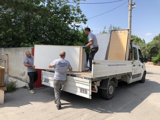 Yunusemre Belediyesi, bağışlanan eşyaları ihtiyaç sahiplerine ulaştırıyor