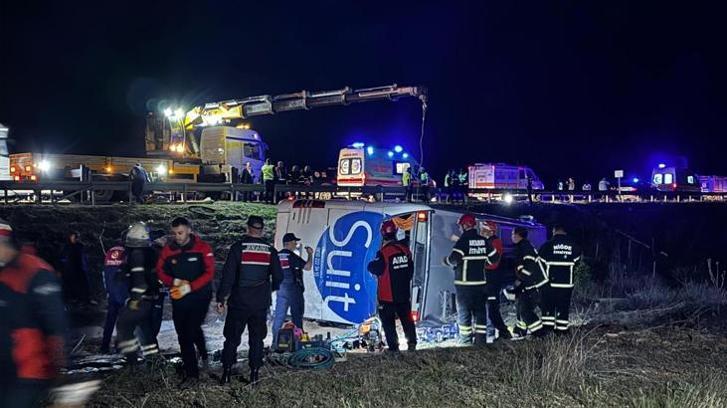 SON DAKİKA! Aksaray'da yolcu otobüsü kaza geçirdi! 2 kişi öldü 40 kişi de yaralı
