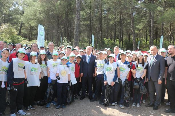 İzmir'de öğrenciler yangınların önüne geçmek için ormanı pırıl pırıl yaptı