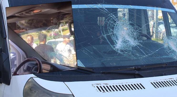 Trafikte kavga çıktı, öğrenci servisinin camlarını demir sopayla kırdı!