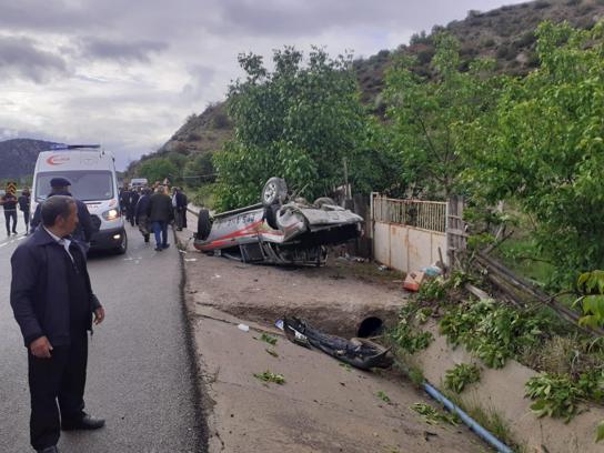 Sivas’ta kamyonet yol kenarına devrildi: 5 yaralı