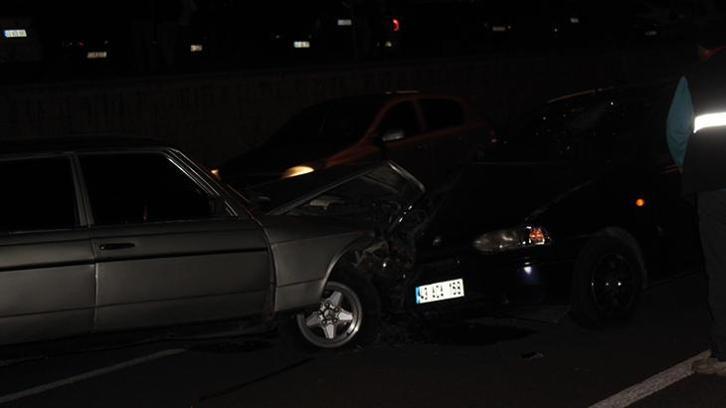 Kütahya'da iki otomobil kafa kafaya çarpıştı: 5 yaralı