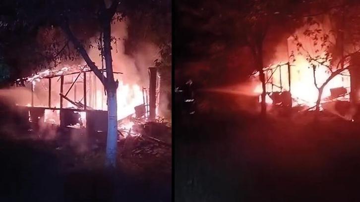 Yalova'da ahşap baraka alev alev yandı