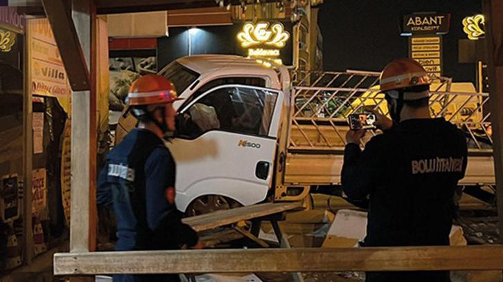 Bolu'da virajı alamayan kamyonet dükkana çarptı