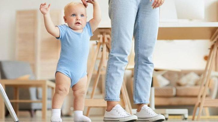 Bebekleri yürümeye cesaretlendirme yolları! Kolay hale getirmek mümkün