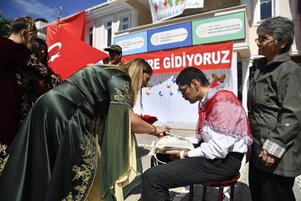 Edirne'de engelli öğrencilere temsili 'asker kınası' eğlencesi
