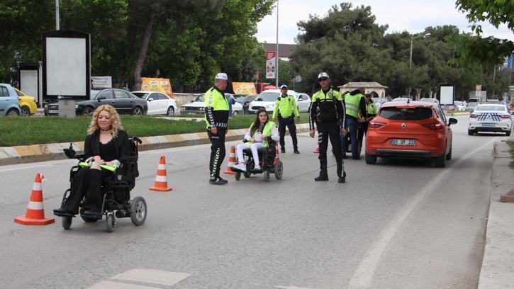Edirne'de polis ve engellilerden sürücülere bilgilendirme çalışması