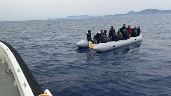 Yunanistan'a geçmeye çalışan 35 kaçak göçmen geri püskürtüldü