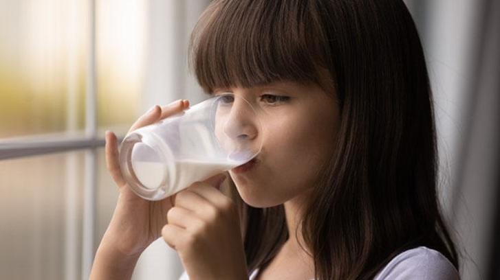 Sağlıklı gelişim için çok önemli! Çocuklar günde ne kadar süt tüketmeli?