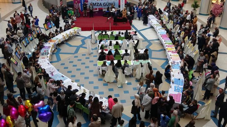 Erzurum'da 160 çocuk yazar kitaplarını imzaladı