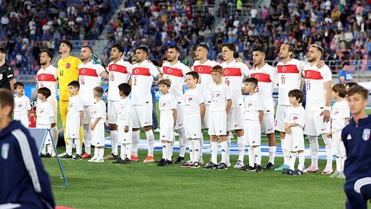 İtalya maçında Milli Takım'a sakatlık şoku! Ozan Kabak Sedye ile kenara geldi