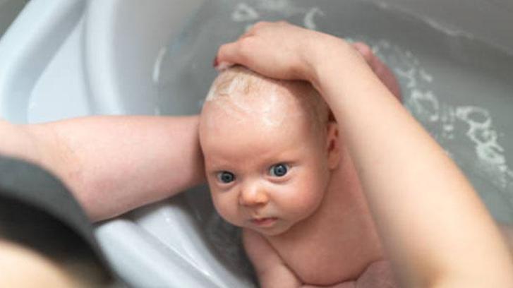 Yeni doğan bebeği tuzlama adeti sağlıklı mı? Uzmanlar uyarıyor