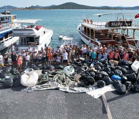 Ayvalık ilçesindeki adalarda 3 ton atık toplandı