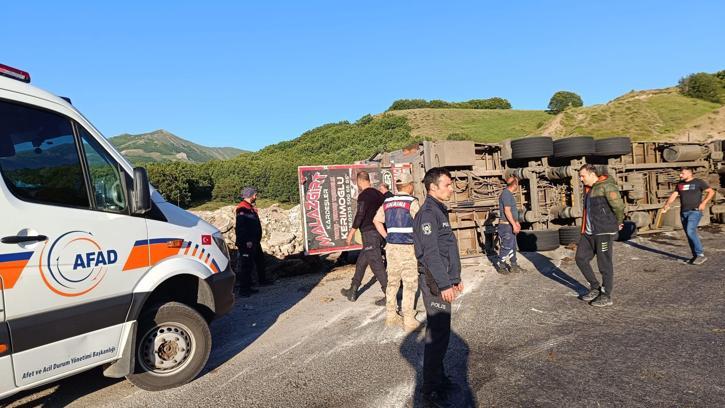 Tunceli’de devrilen TIR'ın şoförü yaralandı, 26 küçükbaş öldü