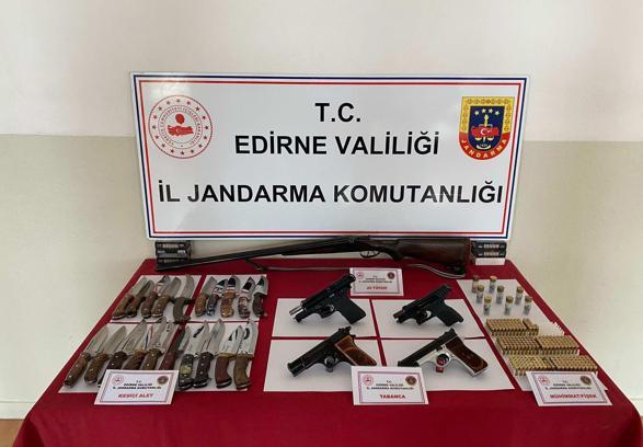 Edirne’de bir evde silah ve bıçak ele geçirildi