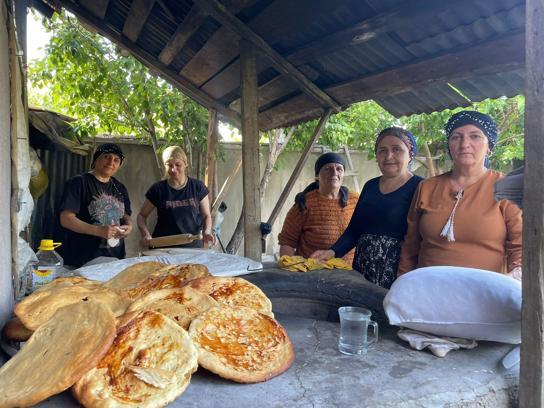 Hakkarili kadınlar, bayramda yardımlaşarak tandırda ekmek pişiriyor