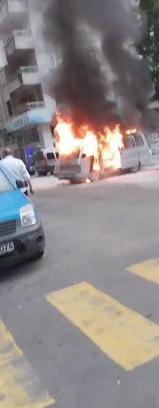 Rize'de park halindeki kamyonet alev alev yandı
