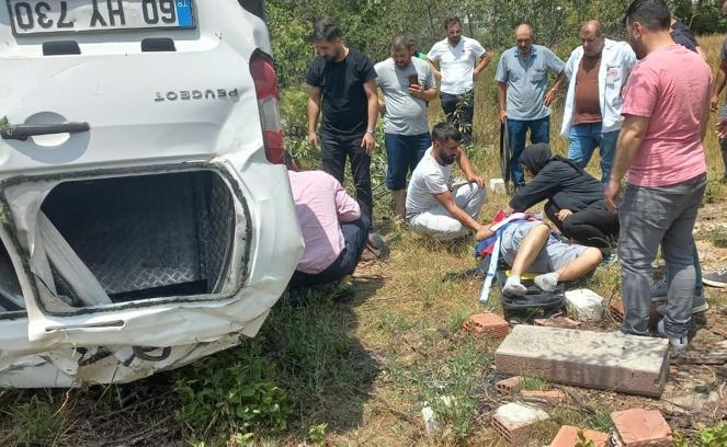 Sivas'ta hafif ticari araç şarampole devrildi: 1 yaralı