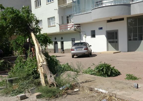 Kayseri'de evin bahçesine giren otomobildeki 2 kişi yaralandı