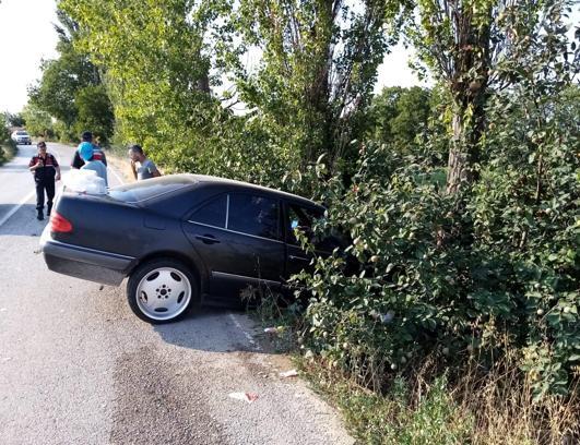 Bursa’da ağaca çarpan otomobildeki 2 kişi yaralandı