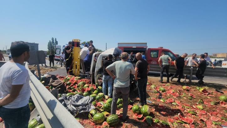 Bursa'da orta refüje çarpan karpuz yüklü kamyonetin sürücüsü ağır yaralandı