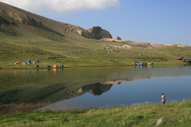 Serinlemek için girdiği gölde boğuldu