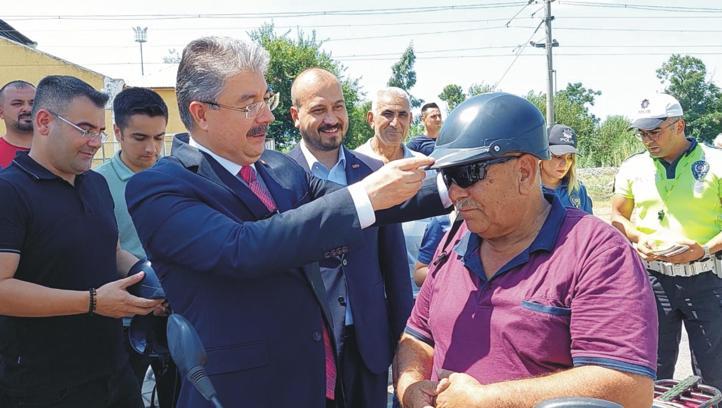 Osmaniye’de, motosiklet sürücülerine kask dağıtıldı