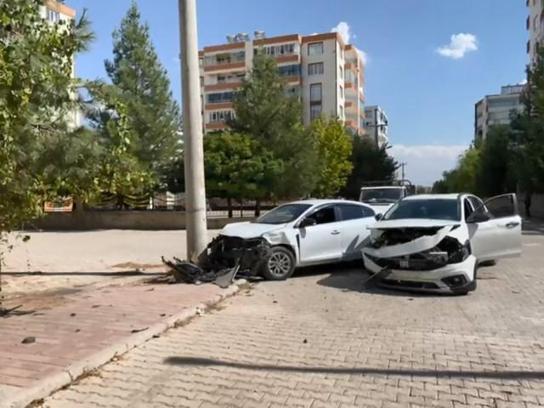 Diyarbakır’da otomobiller kafa kafaya çarpıştı: 3 yaralı