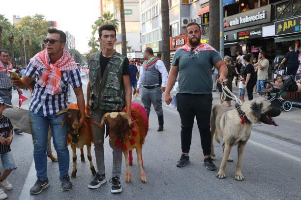 Denizli'de 8 asırdır süren 'Sudan Koyun Atlatma Yarışması ve Çoban Bayramı' öncesi kortej yürüyüşü