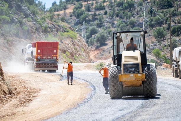 Büyükşehir Gülnar’da yollarını iyileştiriyor