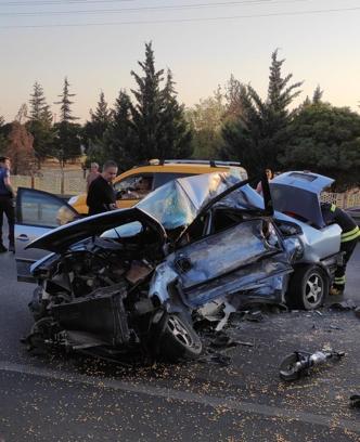 Kavşakta TIR’la çarpışan otomobilin sürücüsü ile yanındaki annesi öldü