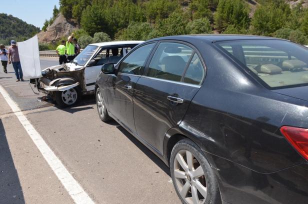 Amasya’da iki otomobil çarpıştı; çift ile oğulları yaralandı