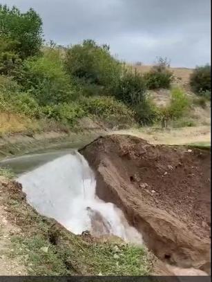 Kanalda patlama oldu, ekili araziler su altında kaldı