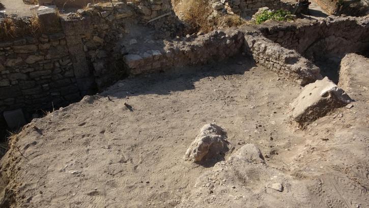 Alexandria Troas Antik Kenti'nde, 1800 yıllık mimari yapılar gün yüzüne çıkarılıyor