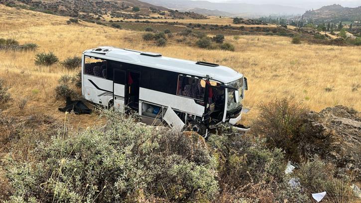 Düğüne gidenleri taşıyan midibüs devrildi: 27 yaralı